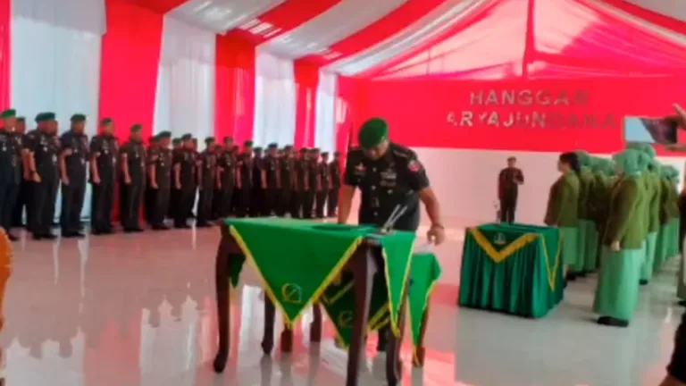 Sertijab Dandim 1409/Gowa, Letkol Inf Gilang Nugraha Kresnadi Serahkan Tongkat Komando kepada Letkol Arm Sapari