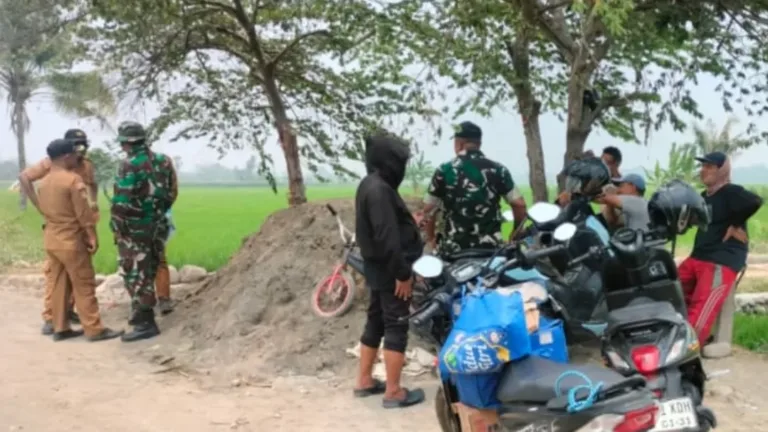 Kades Tinjau Langsung Pembangunan Jalan di Dusun Bonto Manai, Sasaran TMMD Ke-130 Kodim 1409/Gowa Capai Progres 8 Persen