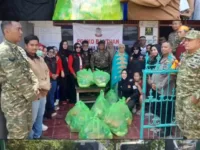 Koramil 04/Bontoala Bersama Banteng Komando Kampak Salurkan Bantuan Sembako kepada Korban Kebakaran di Makassar
