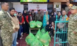 Koramil 04/Bontoala Bersama Banteng Komando Kampak Salurkan Bantuan Sembako kepada Korban Kebakaran di Makassar