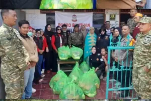 Koramil 04/Bontoala Bersama Banteng Komando Kampak Salurkan Bantuan Sembako kepada Korban Kebakaran di Makassar