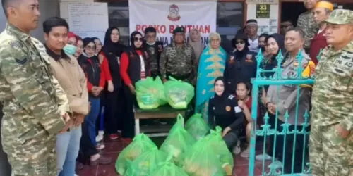 Koramil 04/Bontoala Bersama Banteng Komando Kampak Salurkan Bantuan Sembako kepada Korban Kebakaran di Makassar