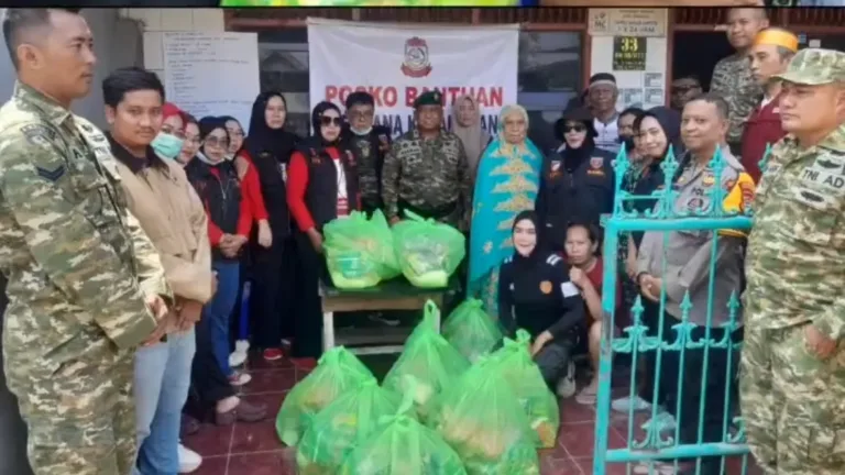 Koramil 04/Bontoala Bersama Banteng Komando Kampak Salurkan Bantuan Sembako kepada Korban Kebakaran di Makassar