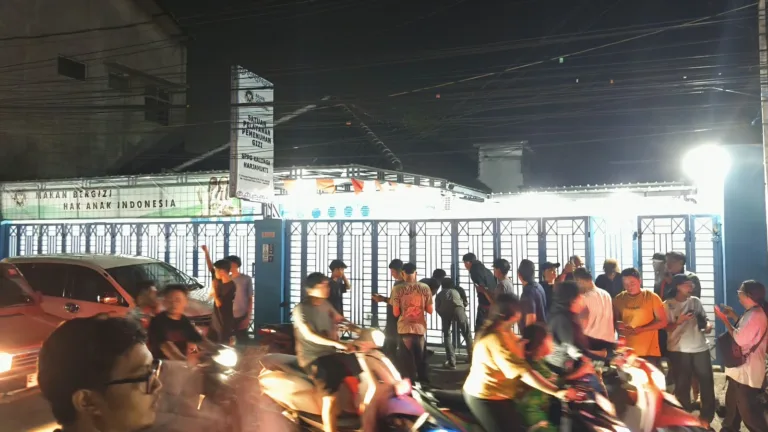 Warga Geruduk Dapur MBG Kalijaga Cirebon, Desak Penutupan SPPG