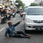 Lansia Tabrakkan Diri ke Mobil di Pluit Ditangkap Polisi