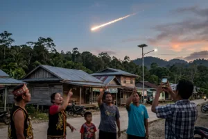 Benda Bercahaya Melintas di Langit Kalimantan