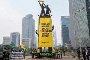 Greenpeace di Bundaran HI: Pasang Spanduk Monumen Selamat Datang