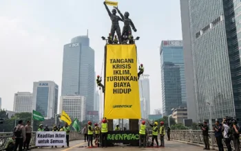 Greenpeace di Bundaran HI: Pasang Spanduk