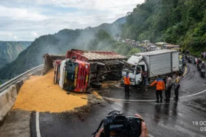 Truk Jagung Rem Blong di Sitinjau Lauik, Dua Sopir Terluka