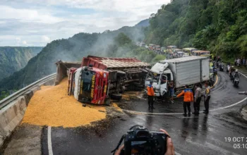 Truk Jagung Rem Blong di Sitinjau Lauik, Dua Sopir Terluka