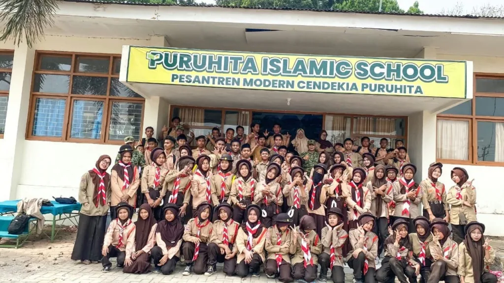 Bangun Jiwa Disiplin Generasi Muda, Anggota Koramil 01 Somba Opu Berikan Materi PBB kepada Siswa‑siswi SMA‑SMP Guppi